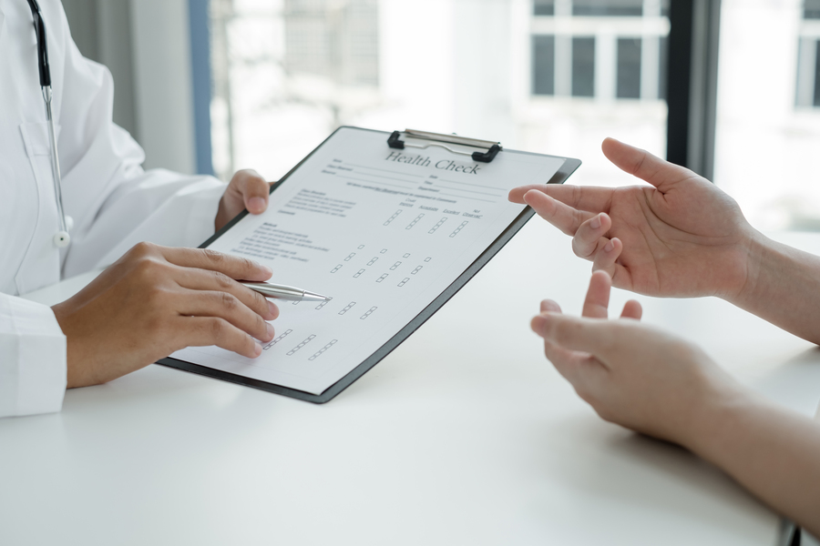 Female doctors explain and recommend treatment after a Male pati